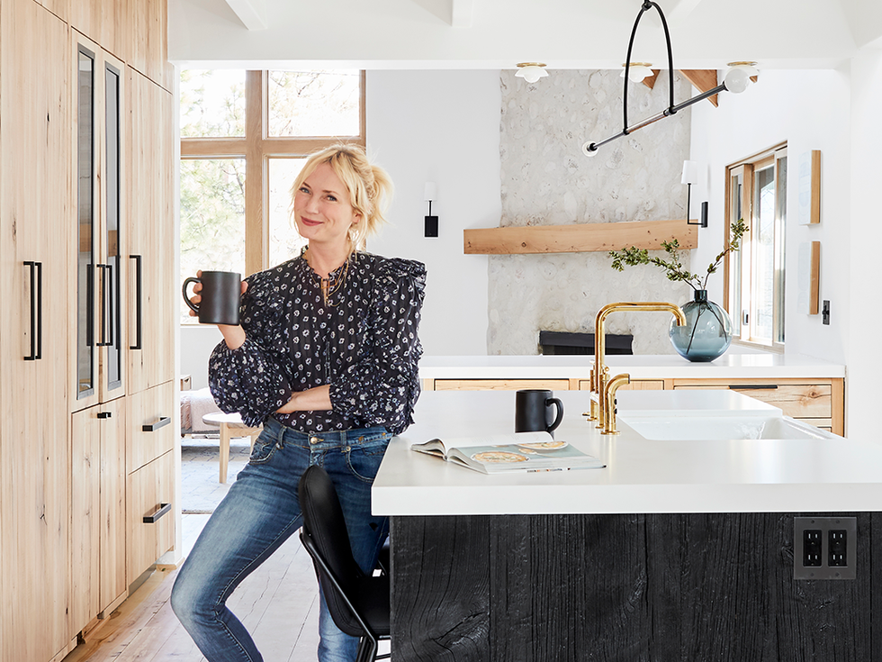 https://hips.hearstapps.com/hmg-prod/images/emily-henderson-mountain-house-kitchen-hires14-1553287329.png?crop=1xw:0.7492354740061162xh;center,top&resize=1200:*