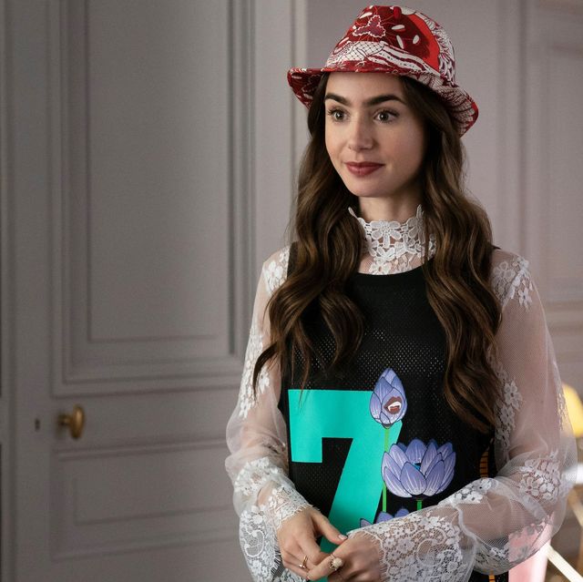 How old is Emily in Emily in Paris season 3? (Lily Collins age)