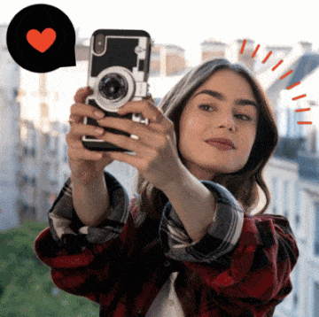 lily collins, protagonista de 'emily in paris', haciéndose un 'selfie' con su móvil
