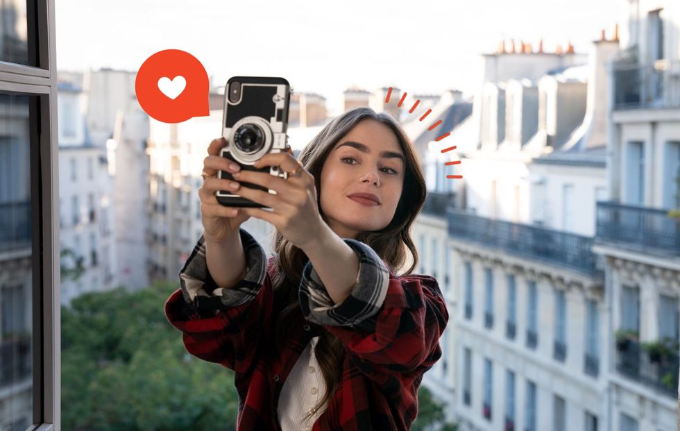lily collins, la protagonista de 'emily in paris, haciéndose un 'selfie' con su móvil
