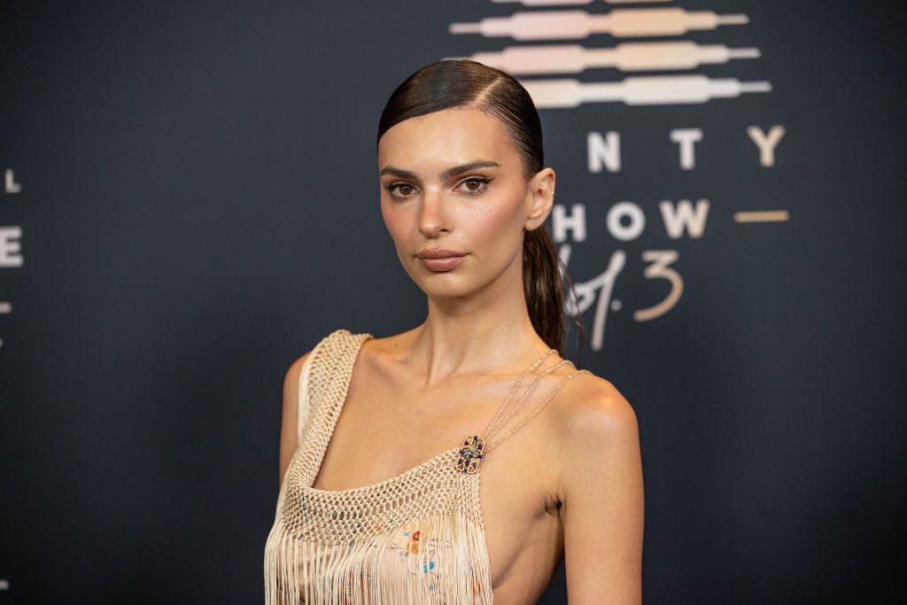 La foto: paparazzi capta a Emily Ratajkowski con un vestido transparente,  mientras trata de esconder su cara - El Diario NY