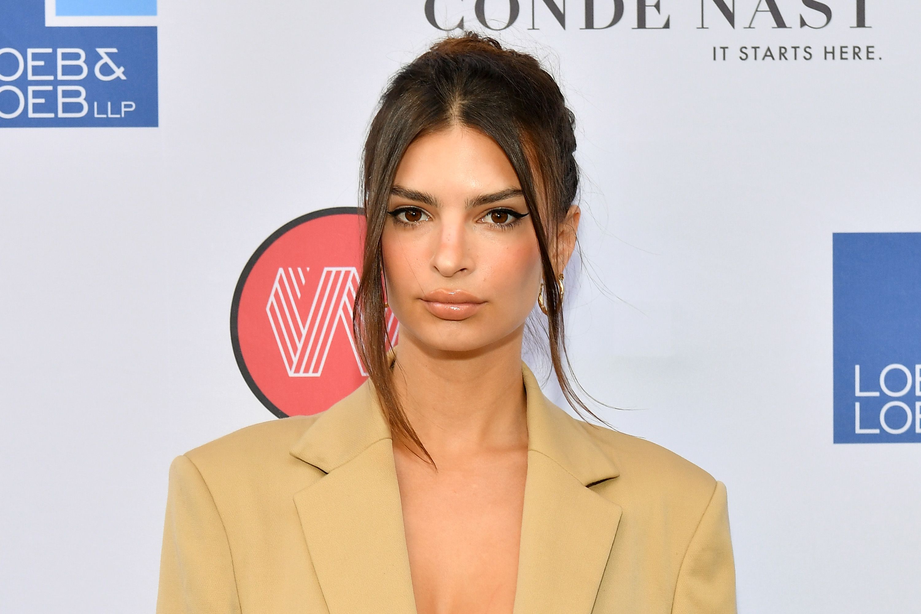 Emily Ratajkowski publica un vídeo desnuda en su cama