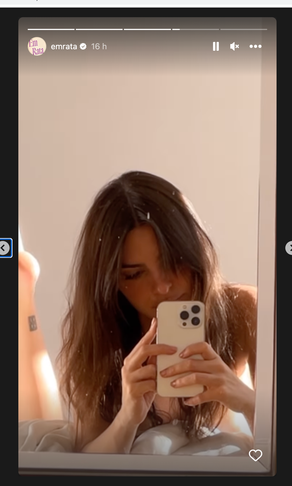 Emily Ratajkowski publica un vídeo desnuda en su cama