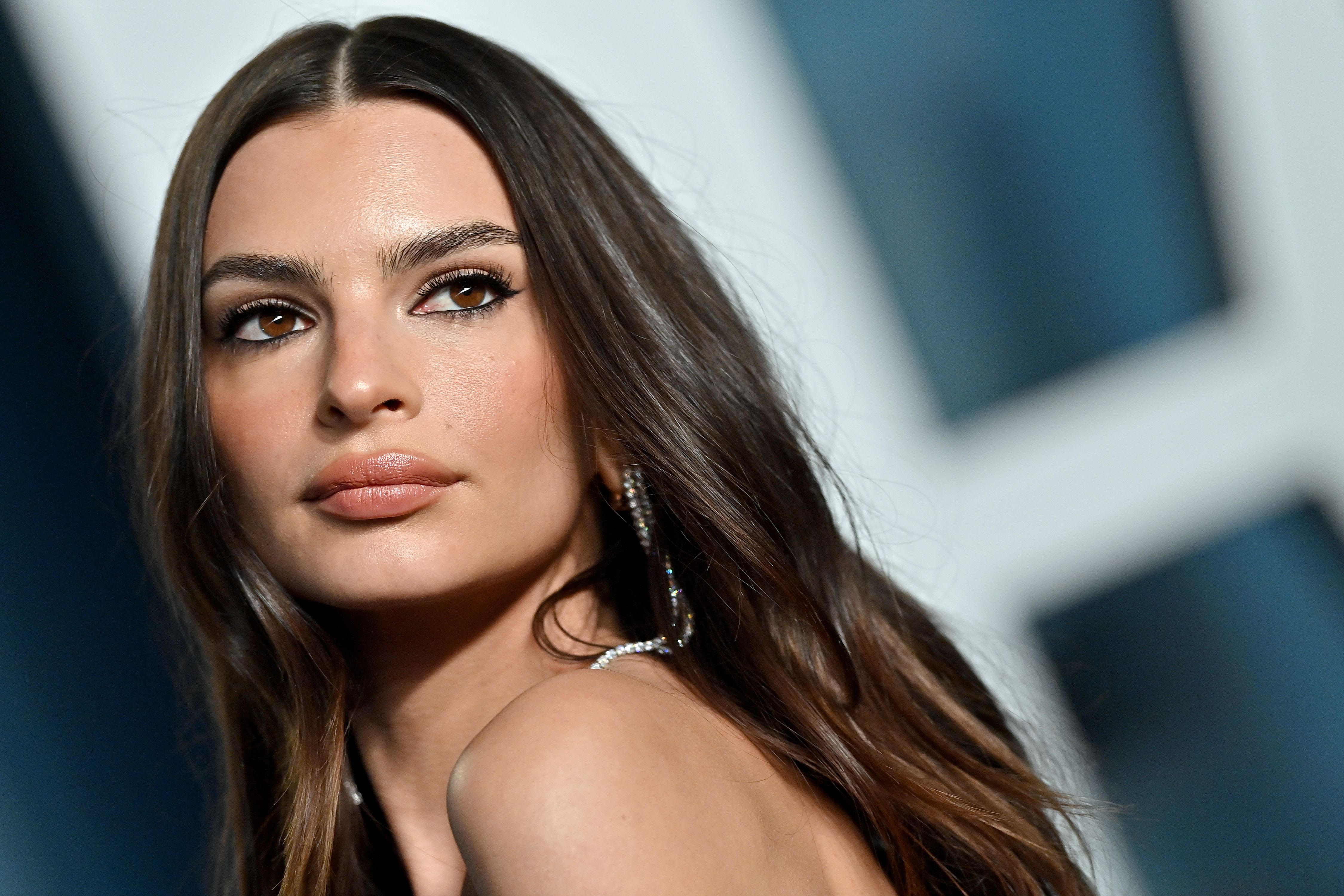emily-ratajkowski-attends-the-