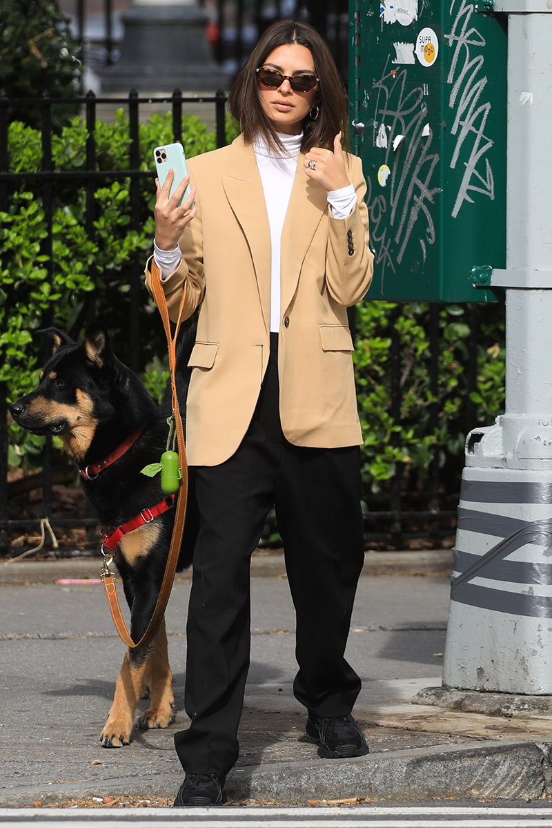 emily ratajkowski dog walking outfit