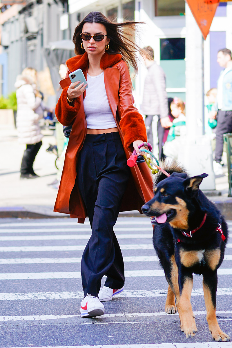 emily ratajkowski dog walking outfit