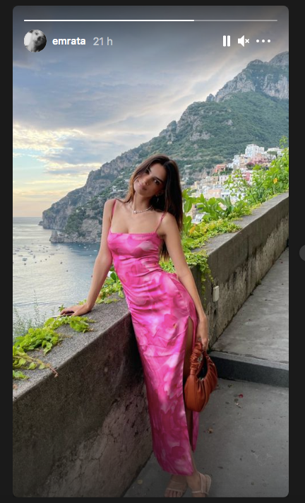 emily ratajkowski con vestido lencero tie dye rosa escote espalda y sandalias