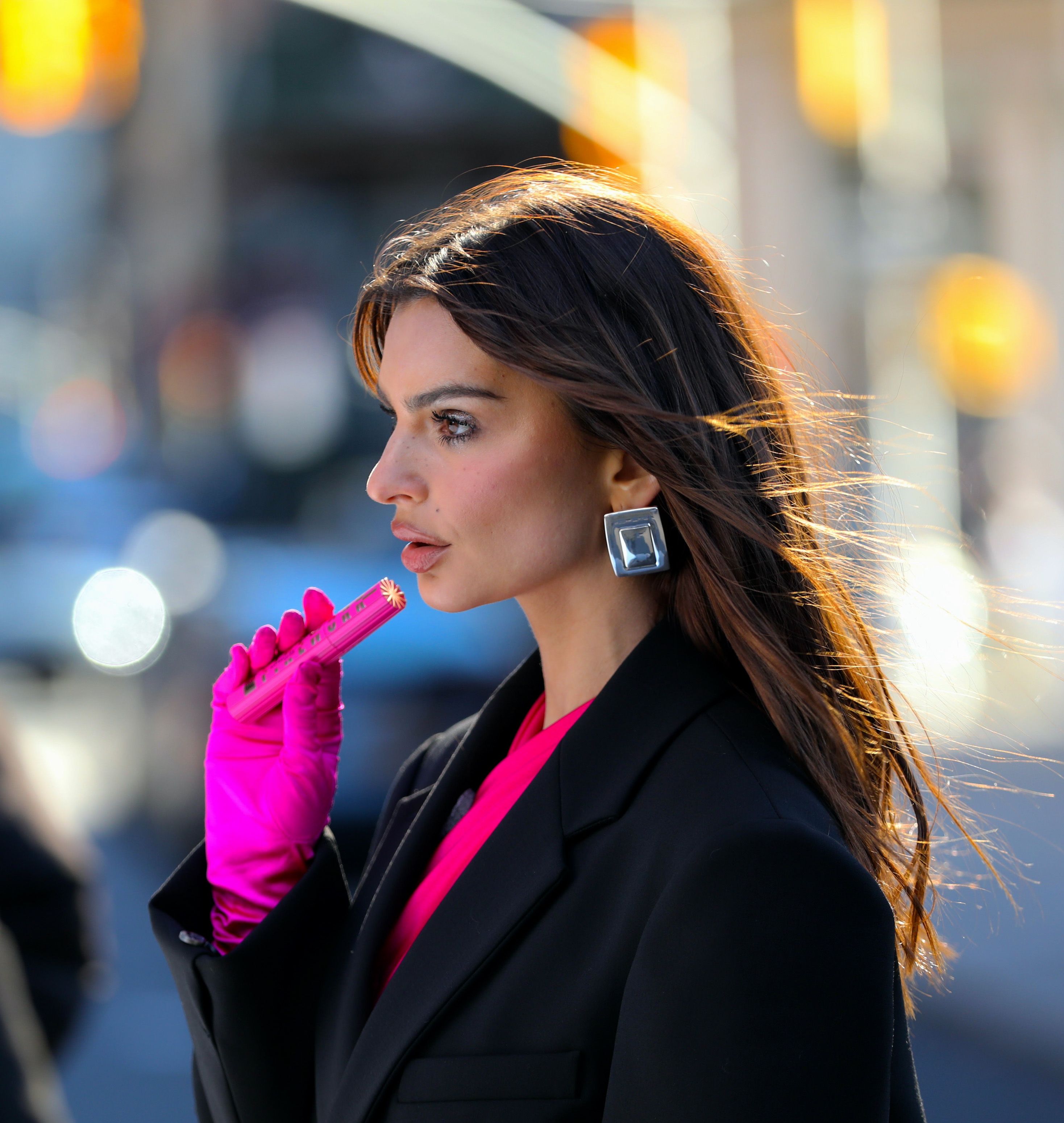 Het Kitty Cut Kapsel Is De Meest Sensuele Trend Van 2024   Emily Ratajkowski Is Seen Filming For Maybelline Commercial News Photo 1704803593 