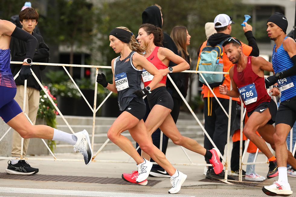 emily sisson running with the pack during the 2023 chicago marathon