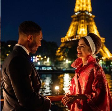 リリー・コリンズ演じるアメリカ人のエミリーが思いがけずパリに赴任し、カルチャーギャップに苦しみながら恋や仕事に奮闘する姿を描いたnetflixのドラマ『エミリー、パリへ行く』。シーズン2が12月22日から配信されるということで、今わかっていることをおさらい！