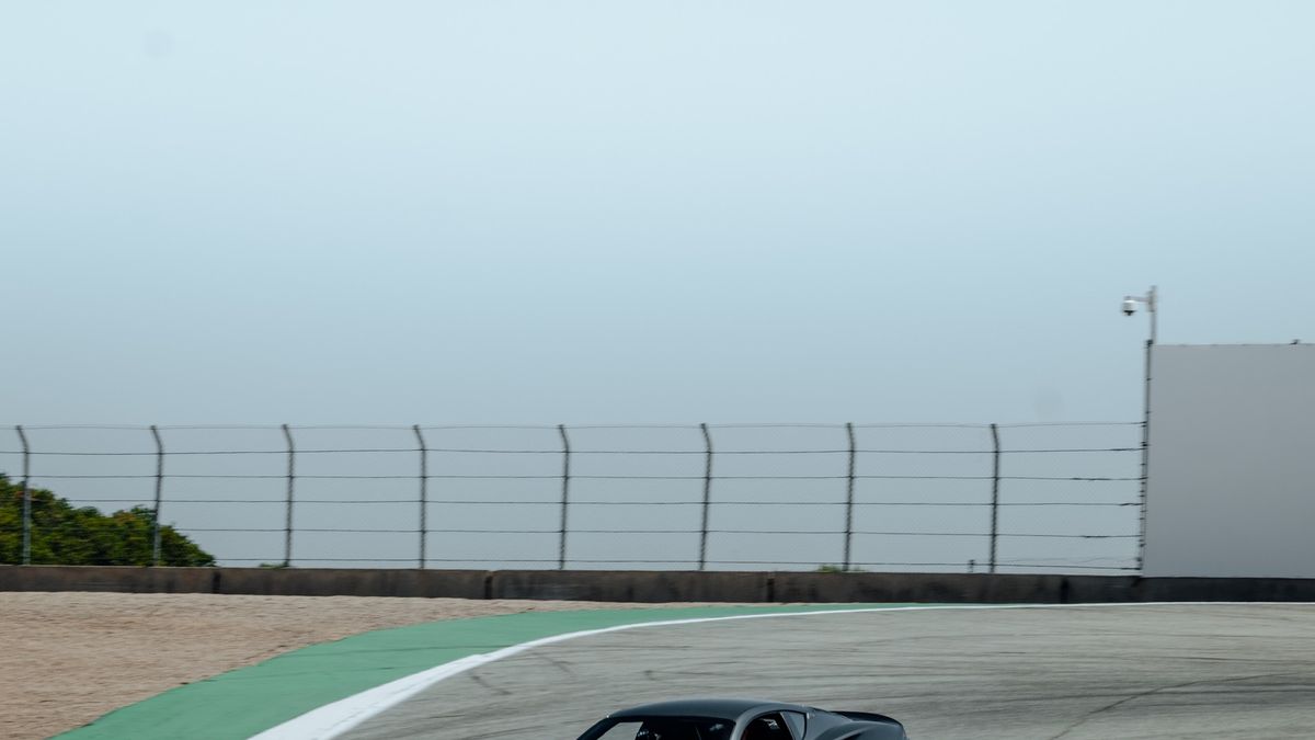 preview for Jenson Button se divierte a los mandos del Lotus Emira