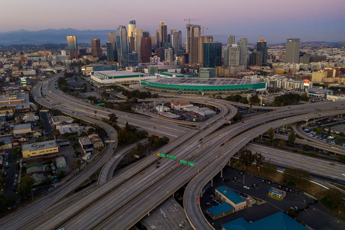 In Los Angeles is vrijwel geen verkeer meer op de weg Stadsbeambten dringen er bij de Angelenos op aan om social distancing in acht te nemen en zoveel mogelijk thuis te blijven om de verspreiding van het coronavirus tegen te gaan