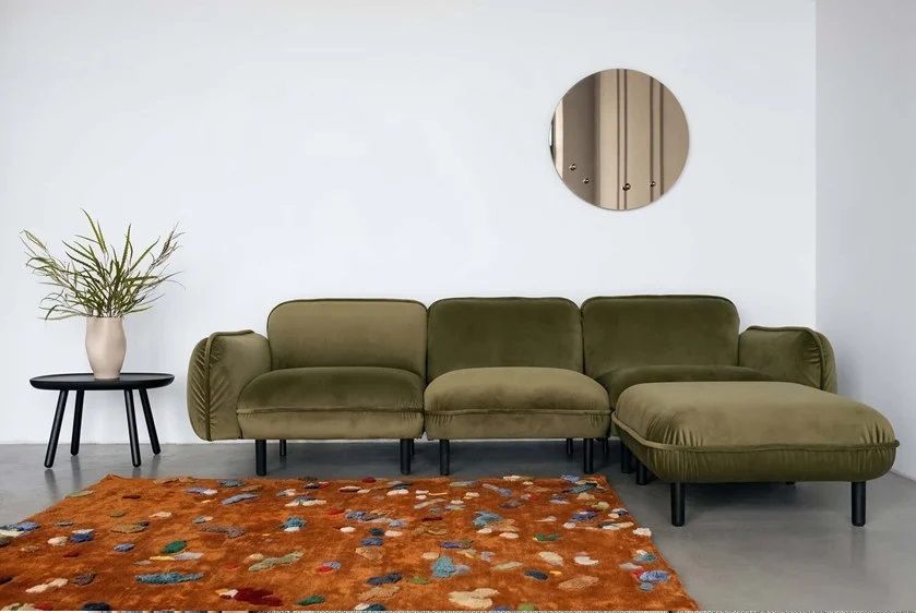Los toppers para el sofá son la última tendencia que arrasa en decoración
