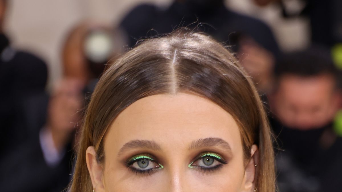 How to Perfect Emma Chamberlain's Green Eyeliner Met Gala Look