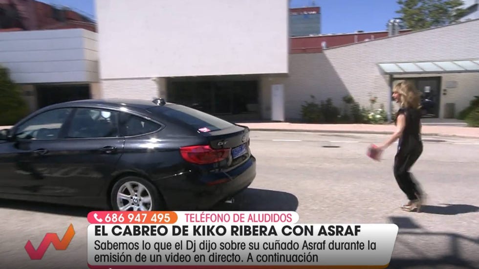 emma garcía corre tras el coche