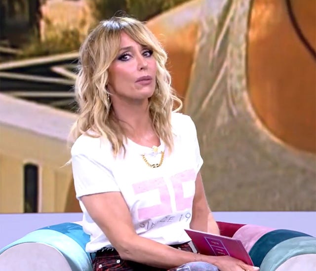 la presentadora en el plato de telecinco