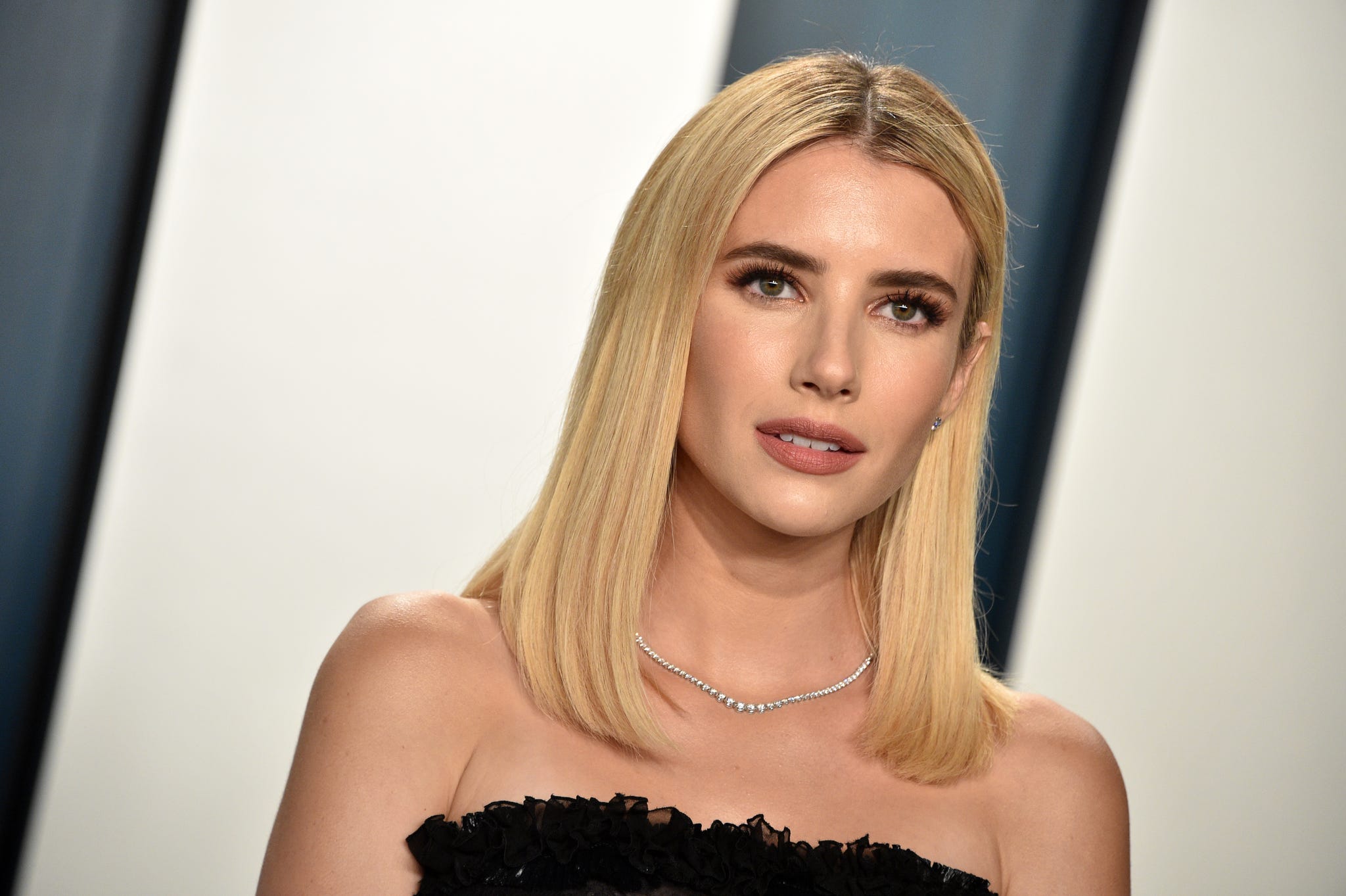 Emma Roberts apuesta por la camisa con cuello babydoll de Mango