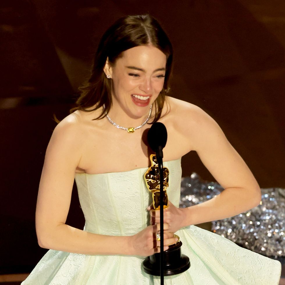 Emma Stone con su premio Oscar a la mejor actriz por Pobres