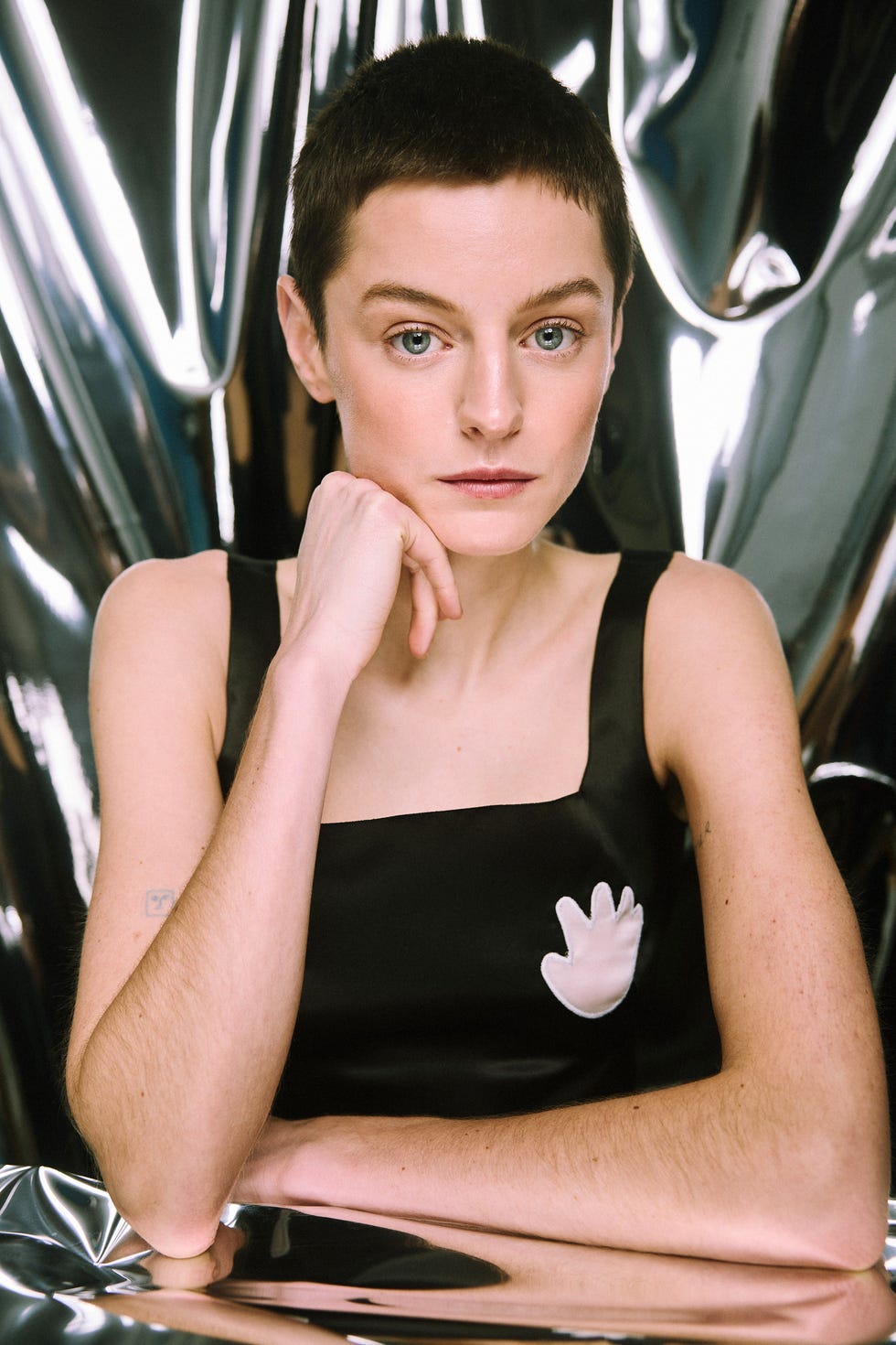 santa monica, california february 25: emma corrin poses in the imdb portrait studio at the 2024 independent spirit awards on february 25, 2024 in santa monica, california. (photo by emma mcintyre/getty images for imdb)