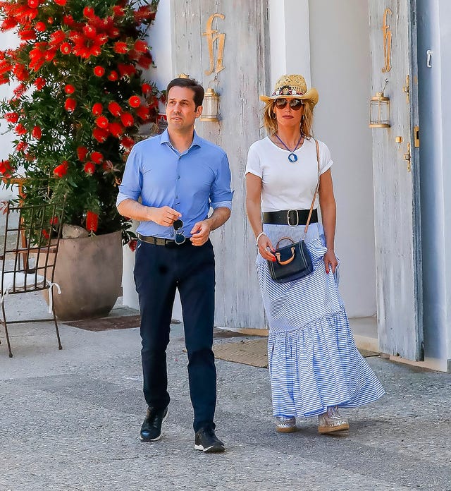 la presentadora de 'viva la vida' y su marido pasean por las calles de la capital ibicenca
