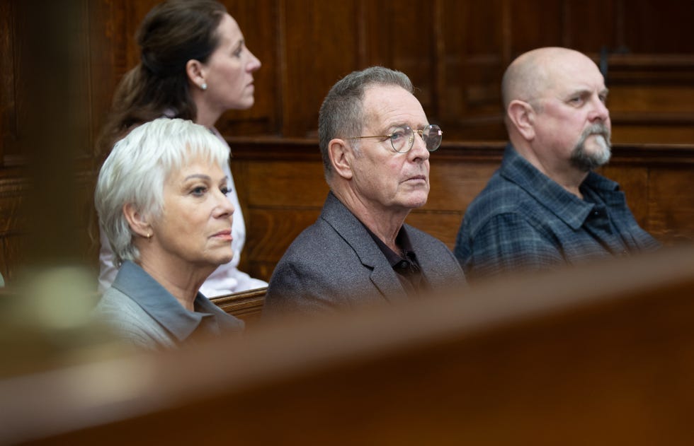 denise welch playing a juror in a court in emmerdale