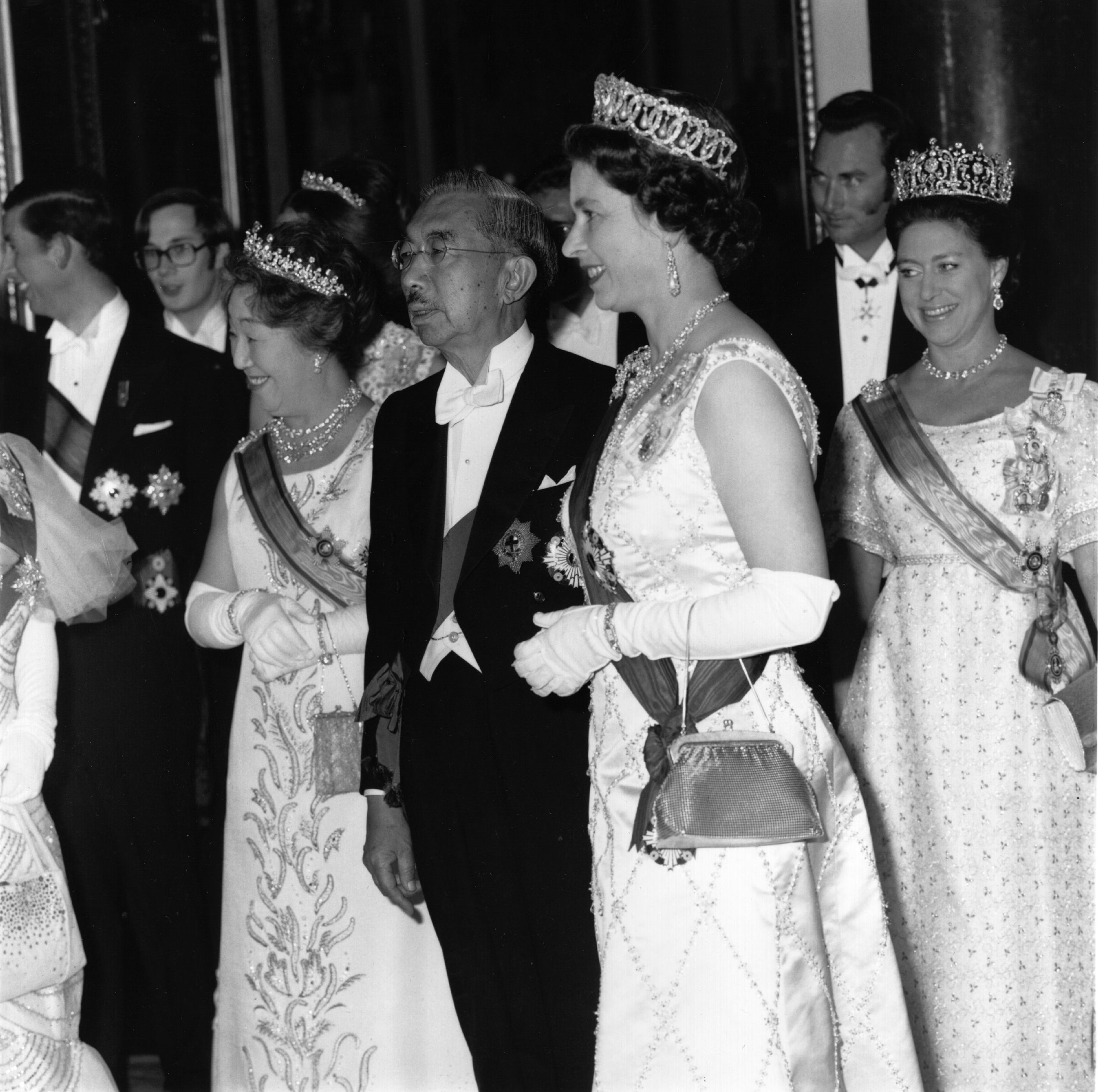 天皇陛下は女王の誕生日祝賀式典にも出席。写真で振り返る、英国王室と日本の皇室の「深い友好関係」｜ハーパーズ バザー(Harper's BAZAAR)公式