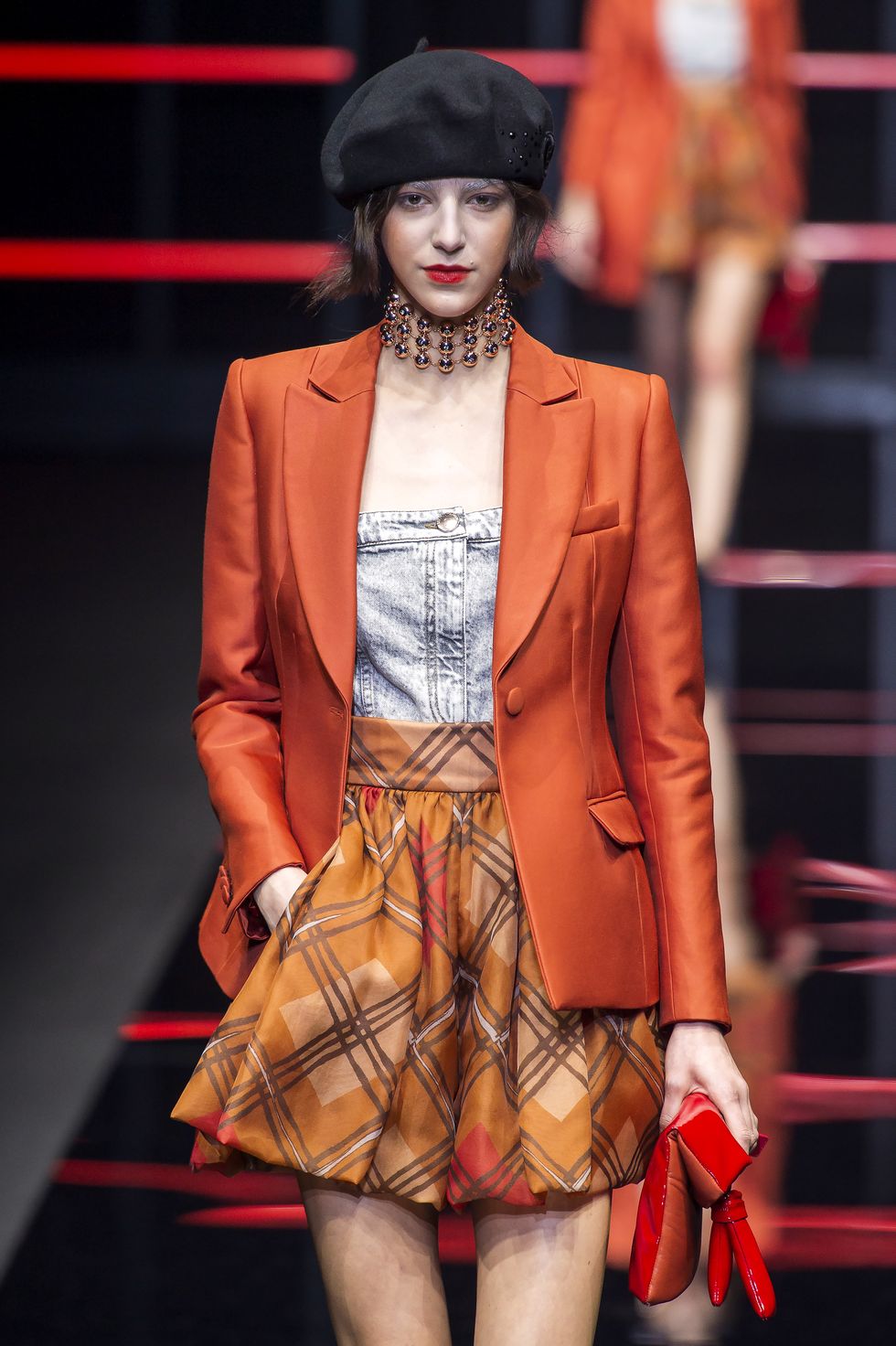 【米蘭時裝週】Emporio Armani 宣告「學生裙」回歸！紅＋橘配色竟然一點都不俗氣？