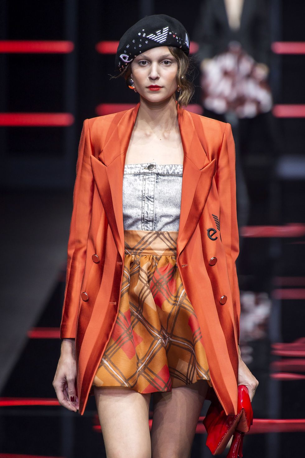 【米蘭時裝週】Emporio Armani 宣告「學生裙」回歸！紅＋橘配色竟然一點都不俗氣？
