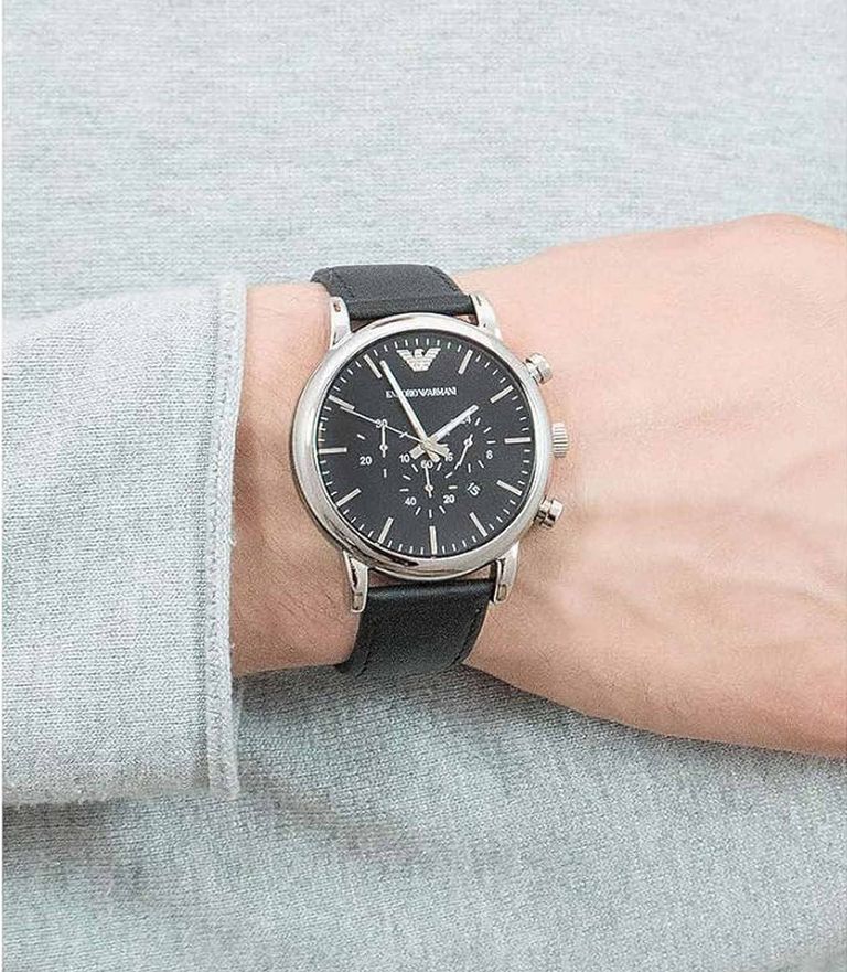 El reloj negro de Emporio Armani para hombres con estilo