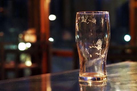 ビール,おつまみ,コンビニおつまみ,ダイエット,empty beer glass on a table in a dark bar, pub