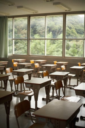 Studentessa preteen che fa i compiti con tavoletta digitale a casa. bambino  che utilizza gadget per studiare. istruzione e apprendimento a distanza per  bambini. homeschooling durante la quarantena. resta a casa  dell'intrattenimento.