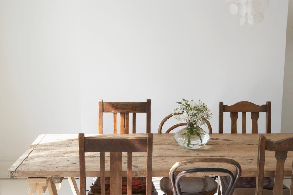 Comedor completo con mesa de patas de metal y sillas enfundadas