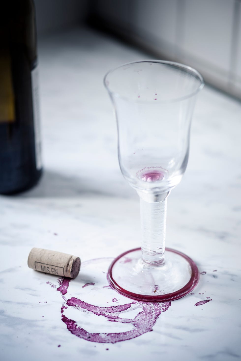 how-to-remove-wine-stains-the-right-way-according-to-experts