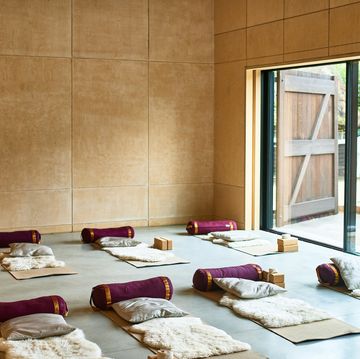 lege yoga studio met yoga matten, yoga kussens en yoga bolsters