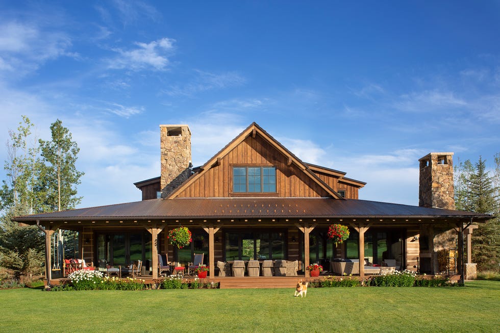 un chalet de montaña con decoración atemporal perfecto en verano e invierno
