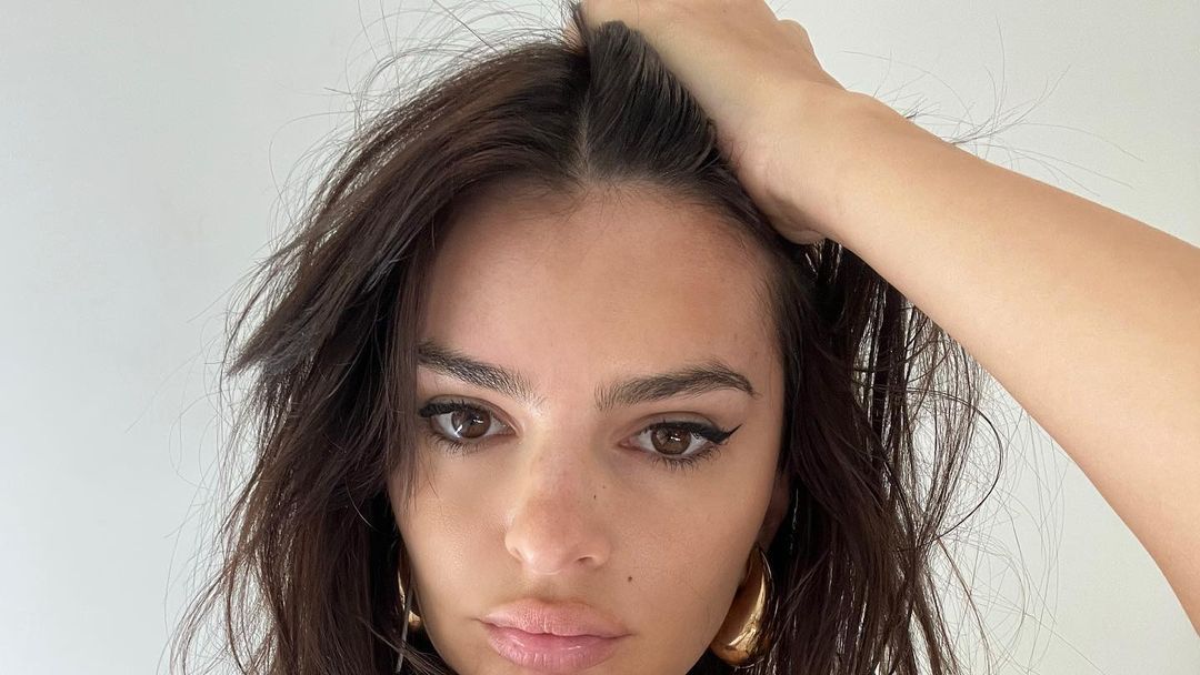 preview for Emily Ratajkowski reps the Y2K trend