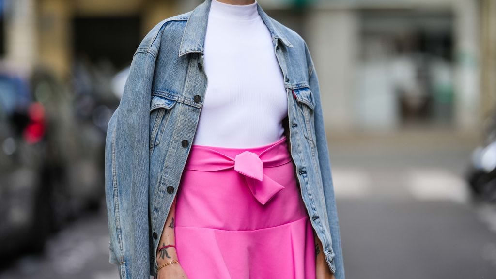 preview for È tornata alla ribalta la giacca di jeans da donna