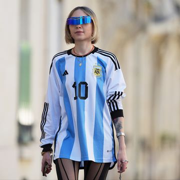 een vrouw in een voetbalshirt van argentinie