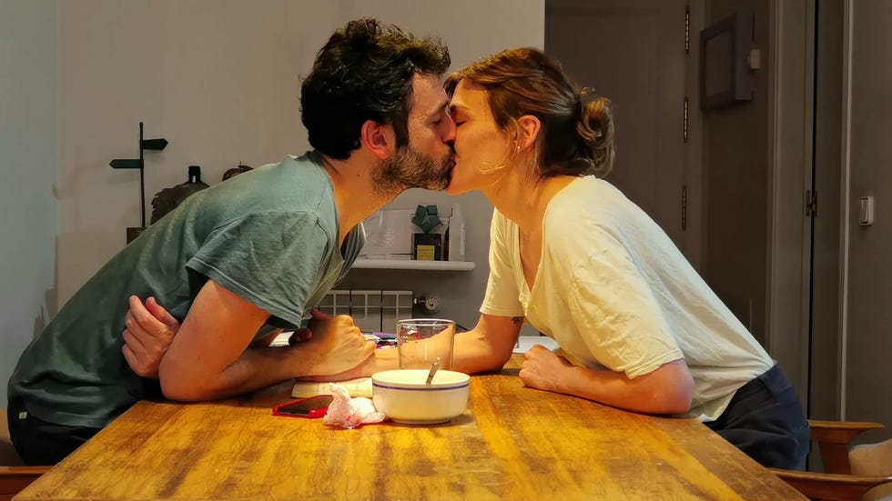 rodrigo sorogoyen y marta nieto se dan un beso con una tarta