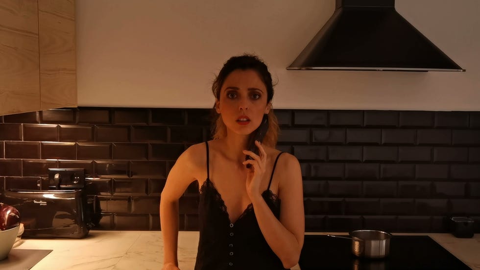 leticia dolera, hablando por teléfono, en una escena de su capítulo 'mi jaula' para la serie de hbo 'en casa'