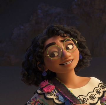 Why does Mirabel have glasses? If her mother can heal people with food,  wouldn't her eyes be healed to have perfect vision? : r/Encanto