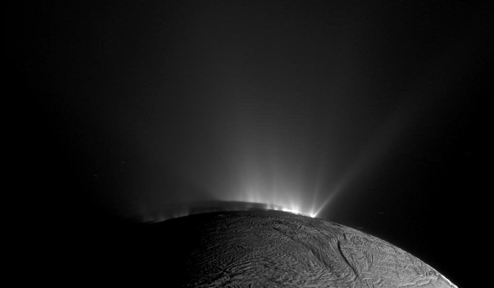 Het NASAruimtevaartuig Cassini maakte deze opname van geisers op de Saturnusmaan Enceladus die ijzig materiaal uitspuwen