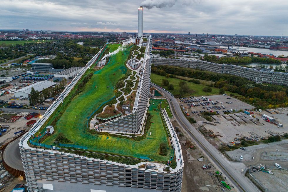 De vuilverbrandingsinstallatie in Kopenhagen bijgenaamd CopenHill zet jaarlijks 534600 ton afval om in energie waarmee 72000 huishoudens zich warm houdenen 30000 huizen van elektriciteit worden voorzien Daarnaast fungeert het complex als recreatiegebied met een skihelling wandelroutes en de hoogste klimmuur ter wereld 85 meter