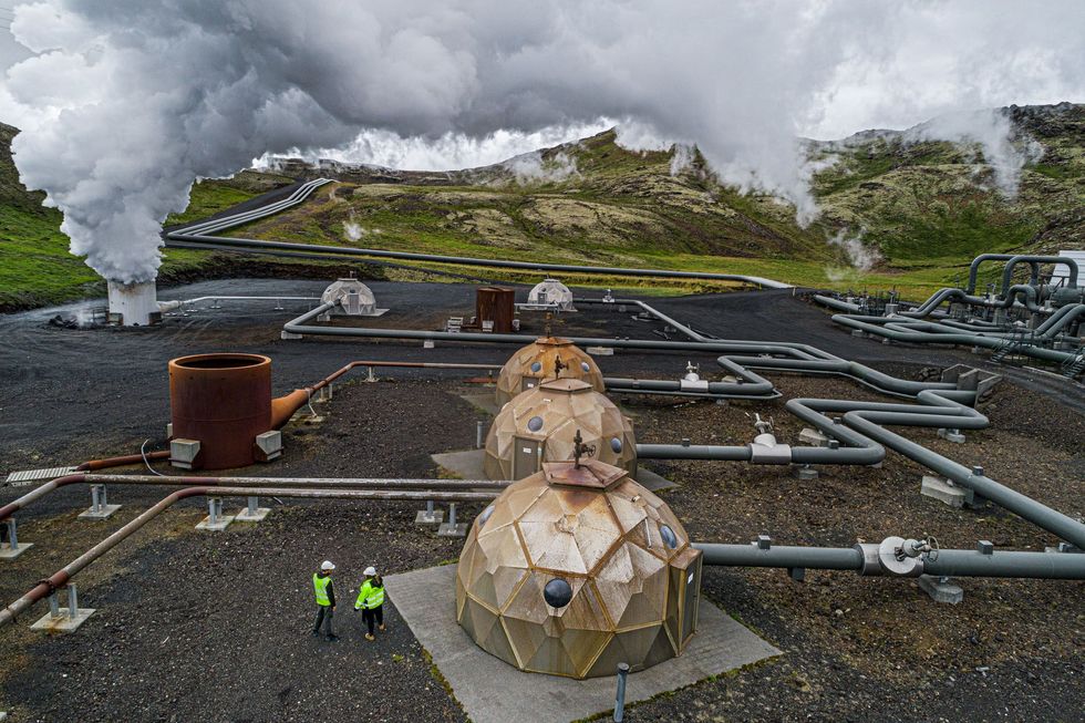 Om over te stappen op een circulaire economie moetenwe duurzame energie gaan gebruikenzoals de hitte uit het magma onder de lavavelden op IJslandDe energiecentrale Hellisheiide grootste geothermische installatie op IJsland en de op twee na grootste ter wereld produceert elektriciteit en warmte voor huishoudens