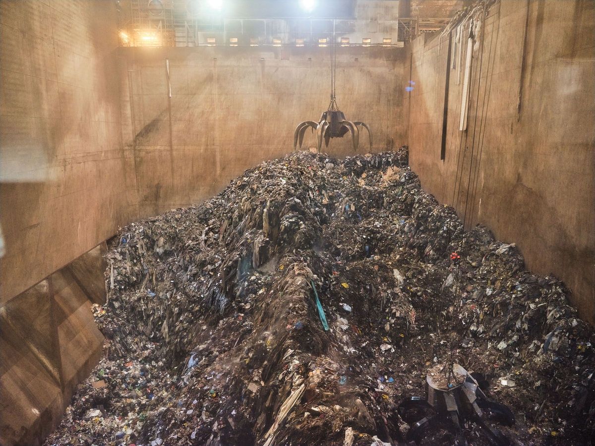 De opslagcapaciteit van deze nieuwe vuilverbrandingsinstallatie in Kopenhagen is ruim 24000 ton Robotkranen mengen het afval zodat de verbranding minder vervuilend is Een schonere ovenis een goed alternatief voor een stortplaats  maar in een circulaire economie is het streven om helemaal geen afval meer te produceren