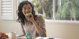vrouw met endometriose eet avocado toast