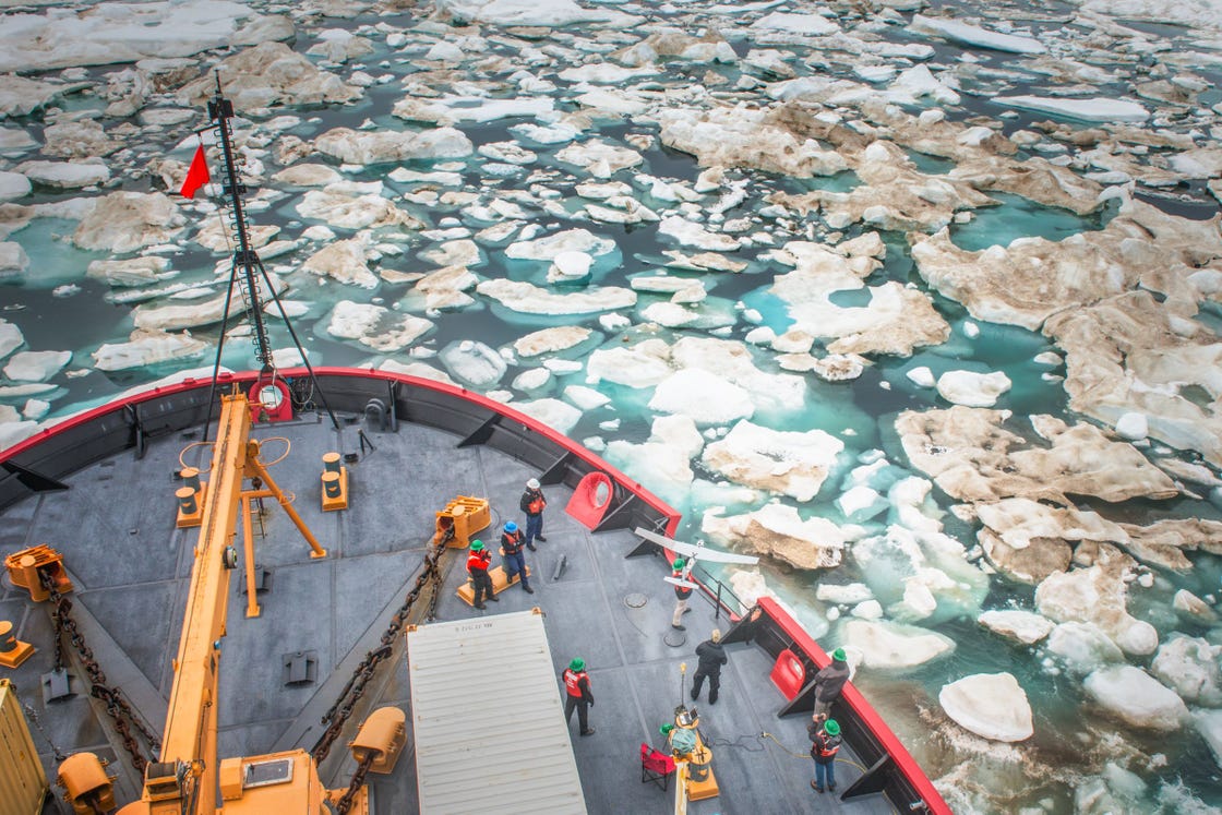 voorkant van een schip op expeditie naar antarctica