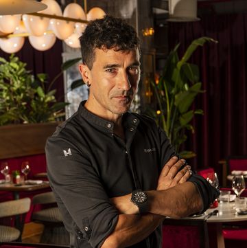 el chef eneko atxa en el restaurante basque del radisson red de madrid