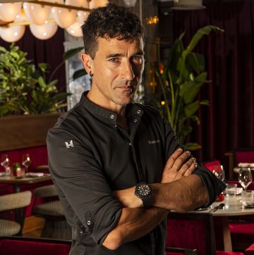 el chef eneko atxa en el restaurante basque del radisson red de madrid