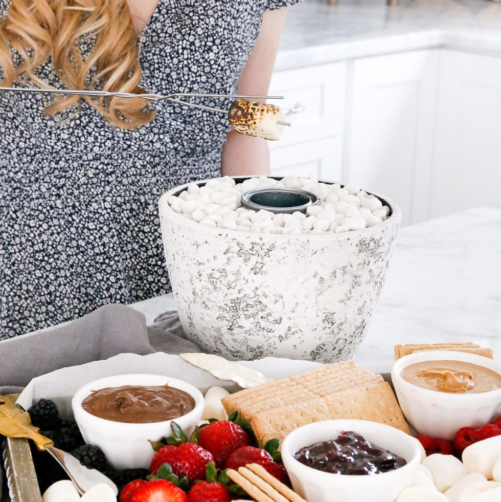https://hips.hearstapps.com/hmg-prod/images/engagement-party-ideas-diy-smores-fire-bar-656e48763d713.jpg?crop=1.00xw:0.667xh;0,0.180xh&resize=980:*